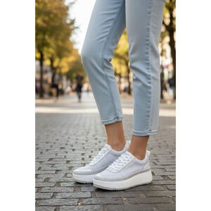 NWT Universal Thread Women's Sneakers ,Memory Foam Insole Woven Lace-Up Size 8.5